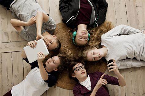 adolescenti-che-si-divertono-insieme nel passare i compiti evolutivi