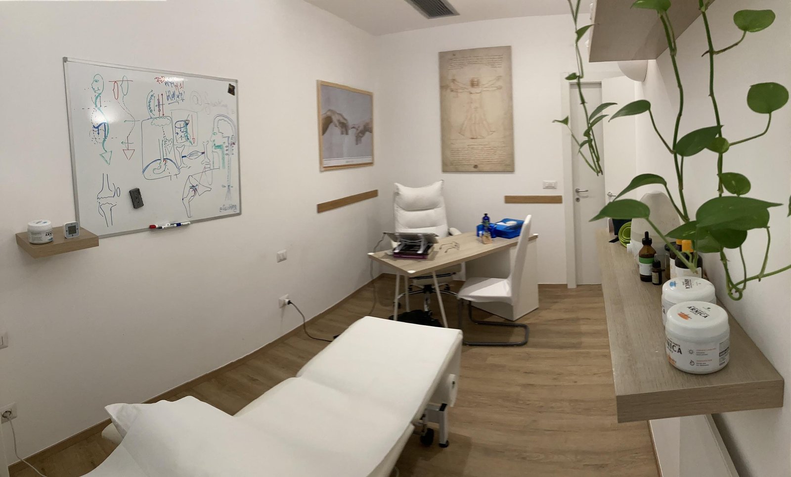 Equilibrium Sanity Center studio con lettino e scrivania